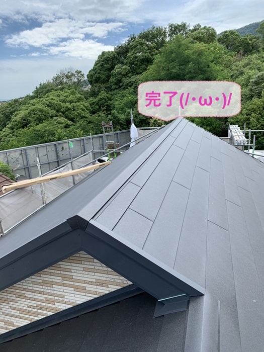 加古郡稲美町の屋根改修工事で剝がれが酷いパミール屋根からスーパーガルテクトにする工事が完了した様子