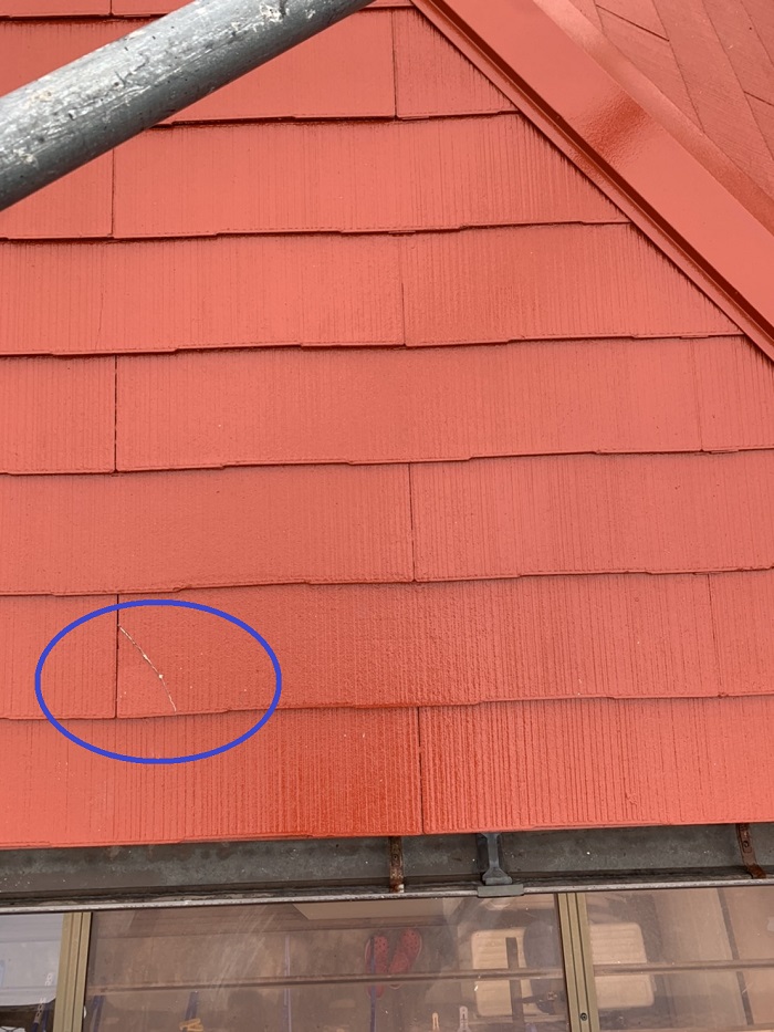 スレート屋根補修が必要となっているひび割れた屋根材