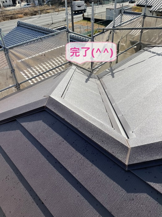 神戸市西区のスレート屋根に改質アスファルトルーフィングを使用した重ね葺き工事が完了した現場の様子