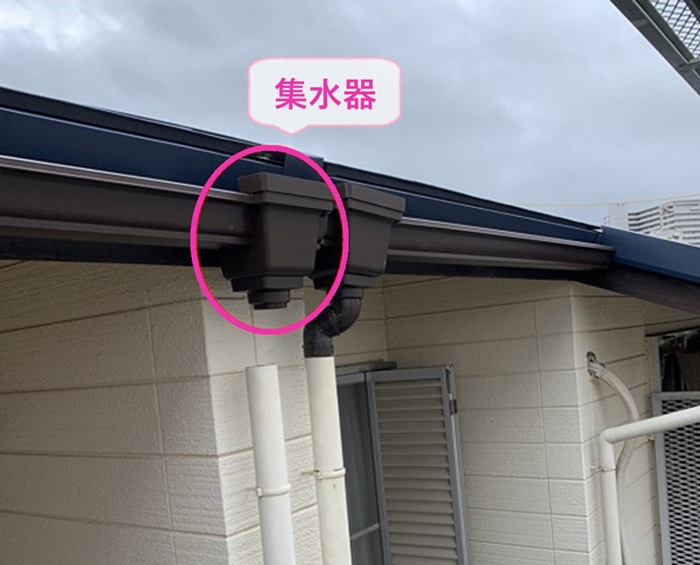 雨樋の漏れ修理で集水器を取り付けている様子
