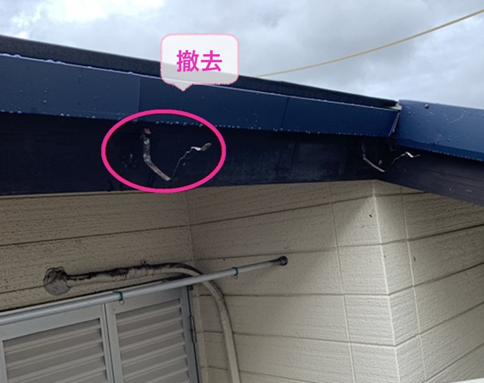 雨樋の部分取り替えで既存の雨樋と固定金具を撤去している様子