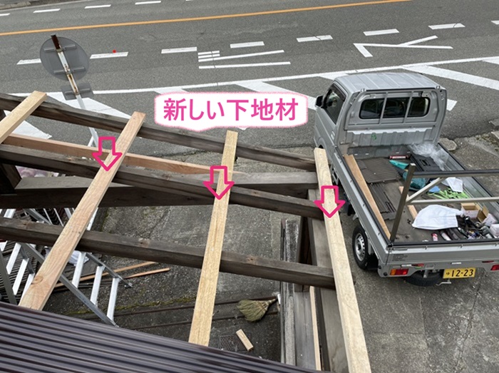 三木市で波板交換する駐車場屋根に新しい下地材を取り付けている様子