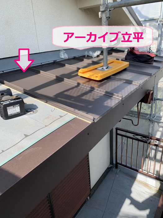 神戸市垂水区での庇屋根補修工事で立平葺き