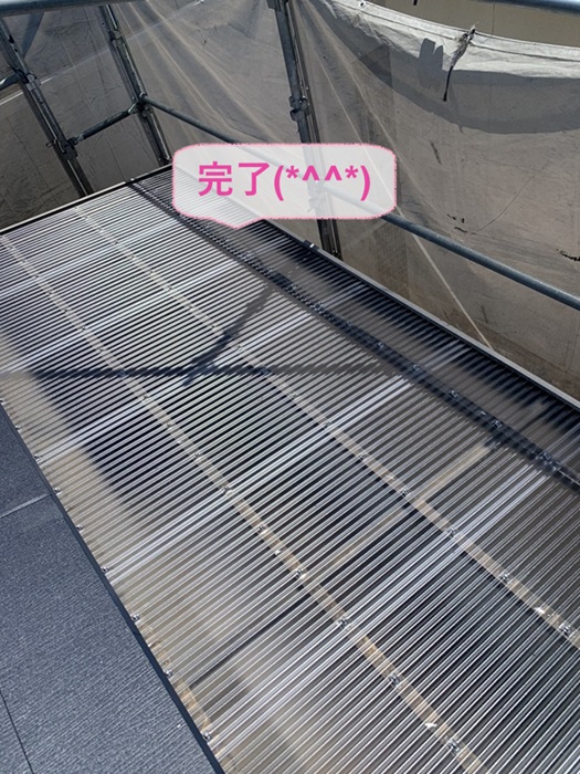 加古郡播磨町のベランダ屋根をタキロン製の波板に取り替え完了した様子