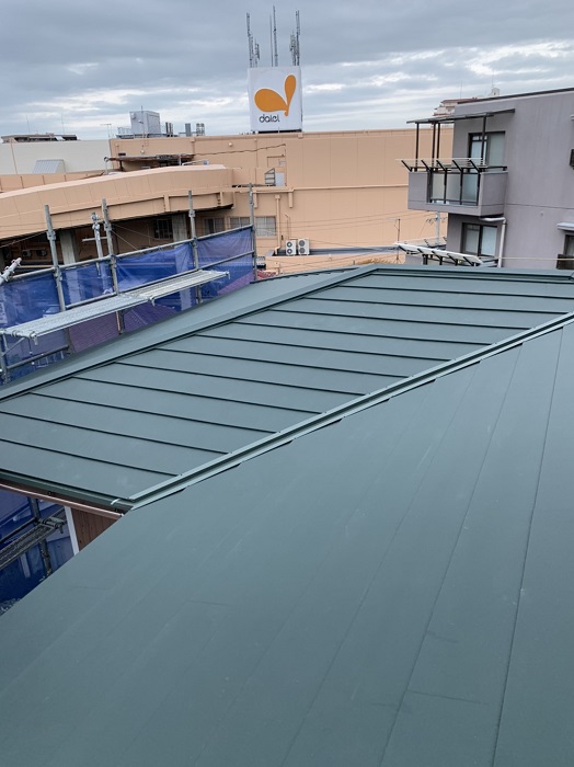 神戸市垂水区で屋根カバー工事を行った後の様子