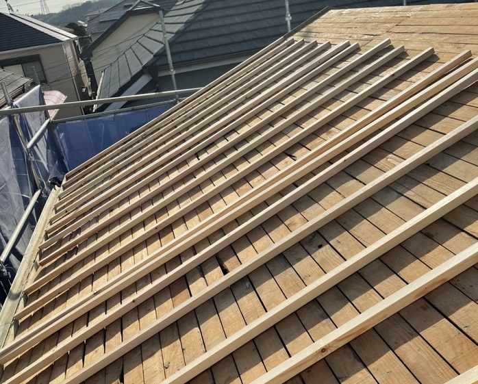 屋根葺き替えで垂木取り付け
