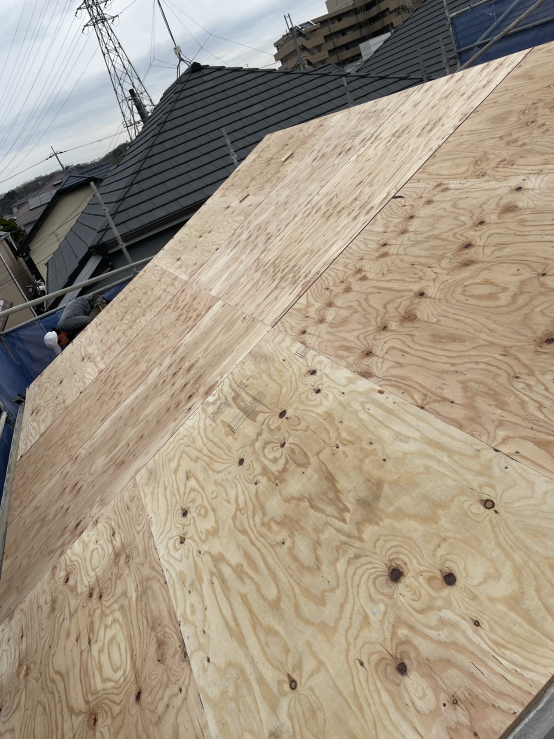 神戸市垂水区での屋根下地工事で下地用合板を全面に取り付けた様子