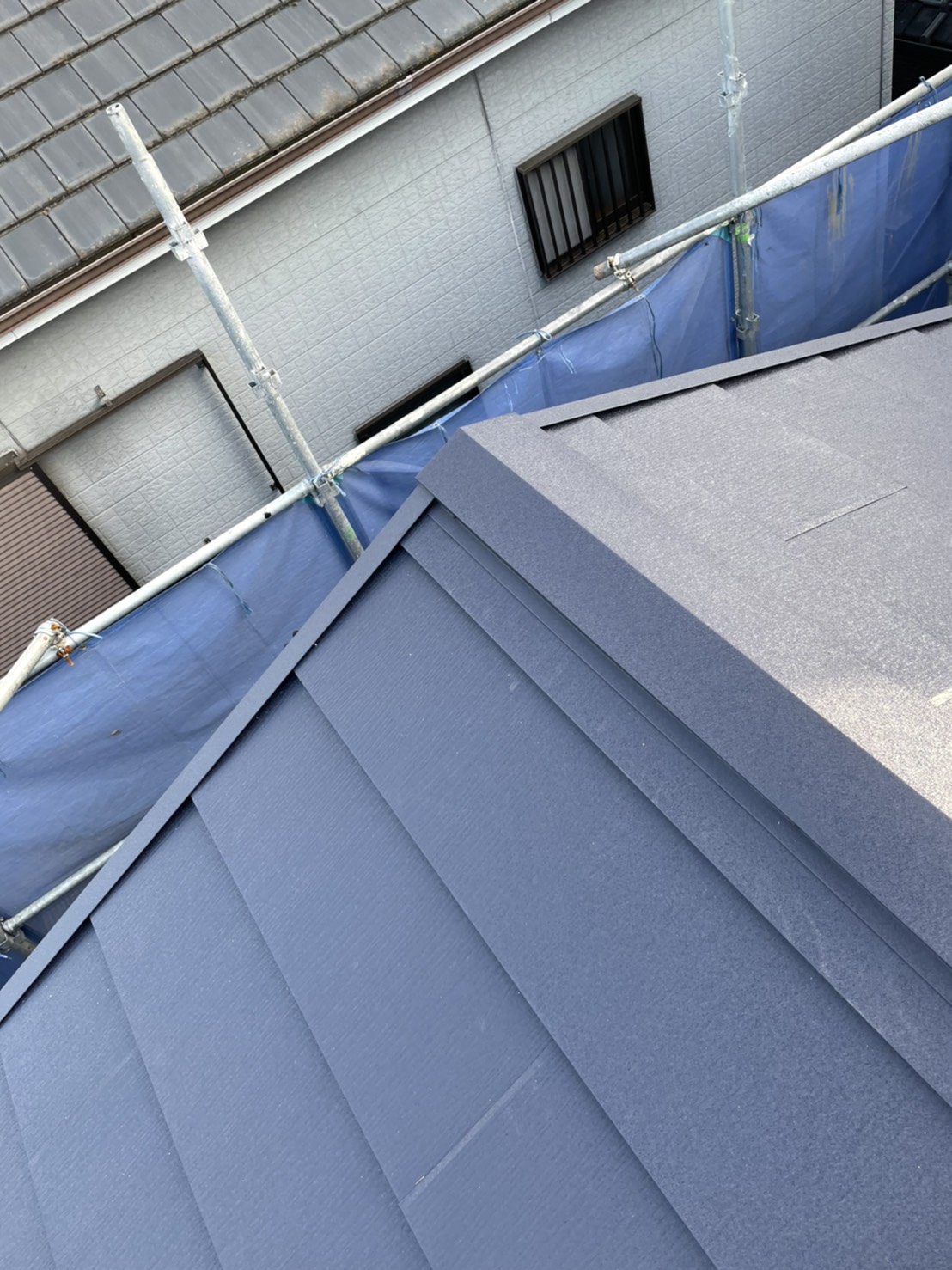 神戸市垂水区で行った屋根工事で棟板金を取り付けた様子