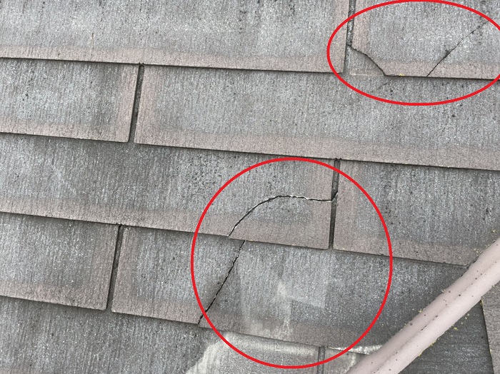 三田市でスレート屋根補修を行う前のひび割れた屋根の様子
