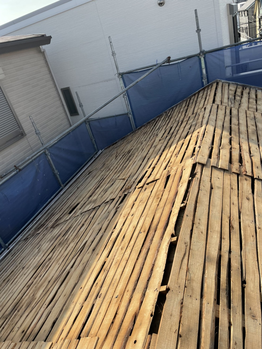 三木市の屋根葺き替え工事「通気工法」で既存の屋根下地の様子
