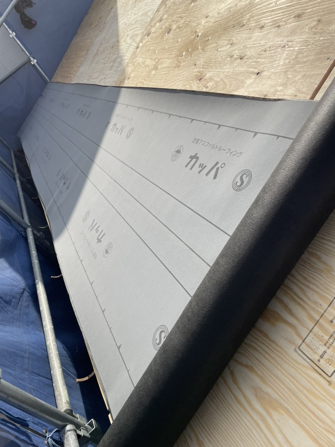 三木市での屋根葺き替え工事「通気工法」で防水シートを貼っている様子