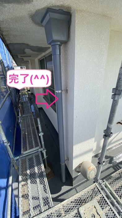神戸市垂水区の2階建てで錆が酷い竪樋を塩ビ製の竪樋に取り替えが完了した様子
