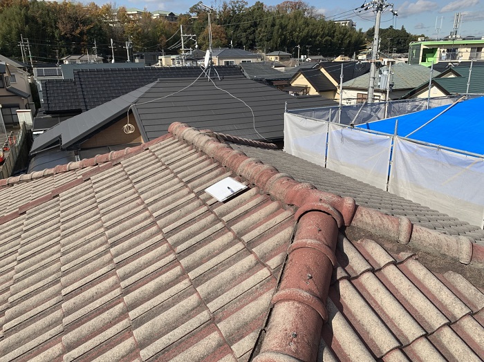 明石市で屋根葺き替え工事を行う前のセメント瓦
