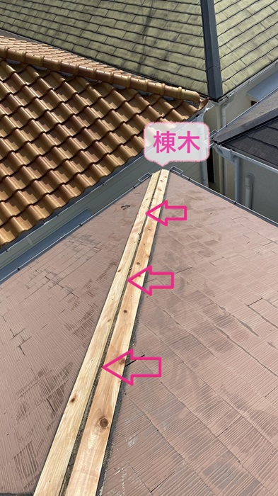 神戸市長田区の棟板金の板金工事する屋根に新しい棟木を取り付けている様子