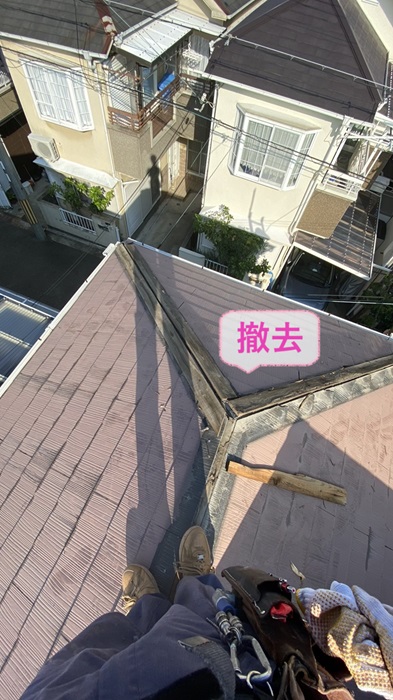神戸市長田区で板金工事する屋根の既存の棟板金と下地材の棟木を撤去している様子