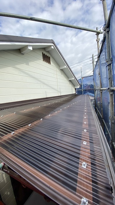 淡路市でベランダ屋根のポリカ波板を貼り替えた後の様子