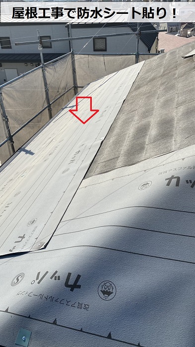 明石市での屋根工事で防水シートを貼った様子