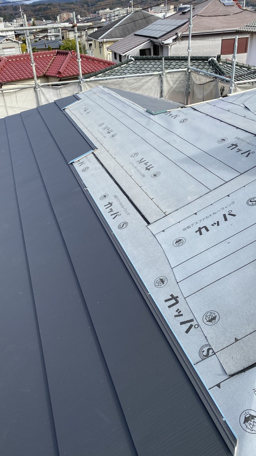 三田市での断熱効果を高める瓦屋根葺き替え工事で屋根を順番に葺いている様子