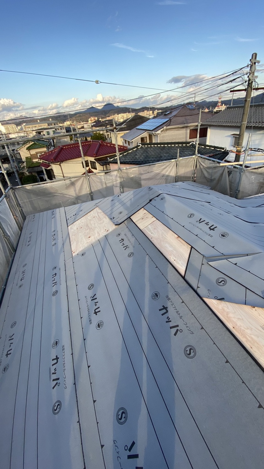 三田市での断熱効果を高める瓦屋根葺き替え工事で防水シートを貼っている様子