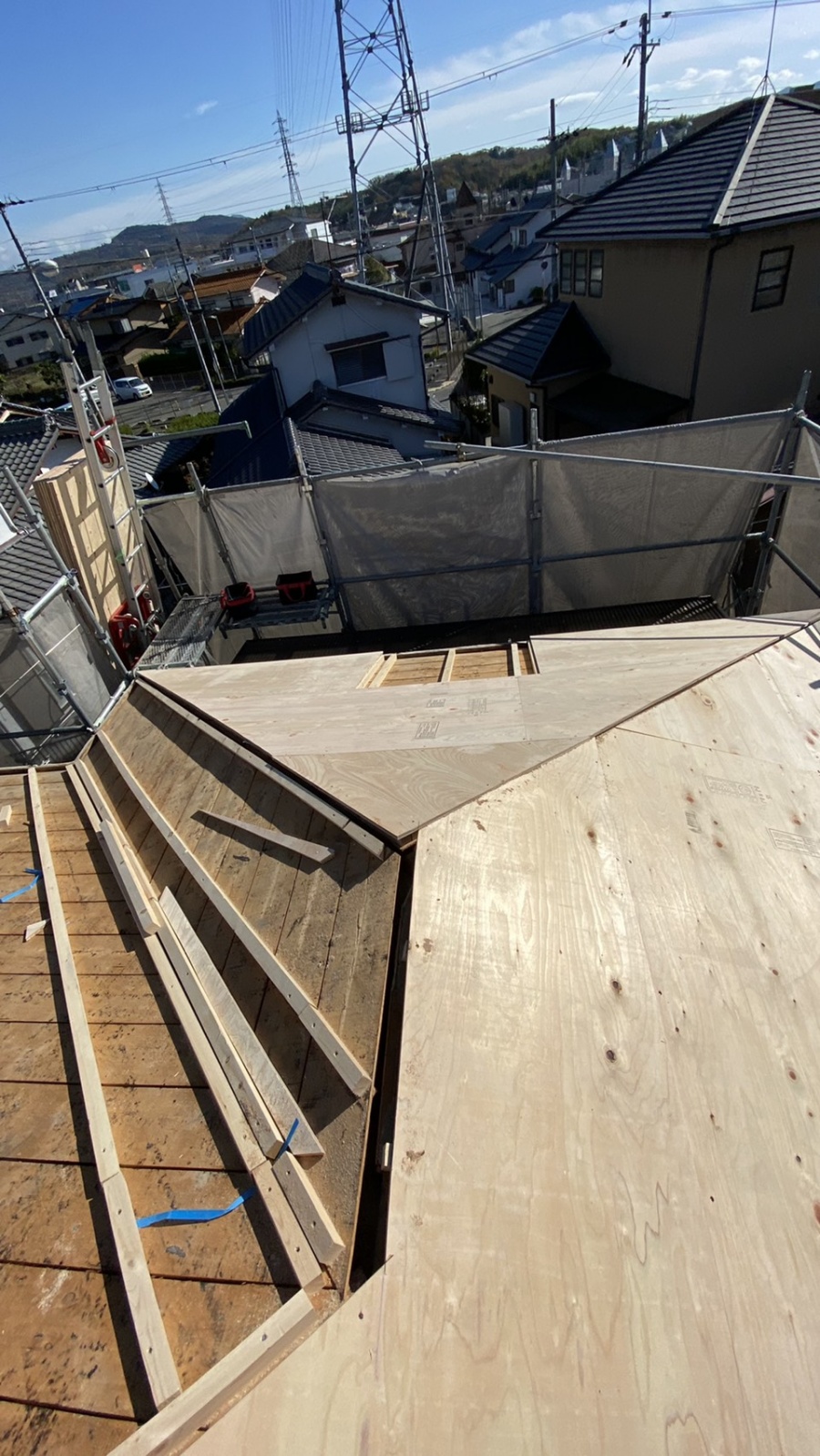 三田市での断熱効果を高める瓦屋根葺き替え工事で下地用合板を貼っている様子