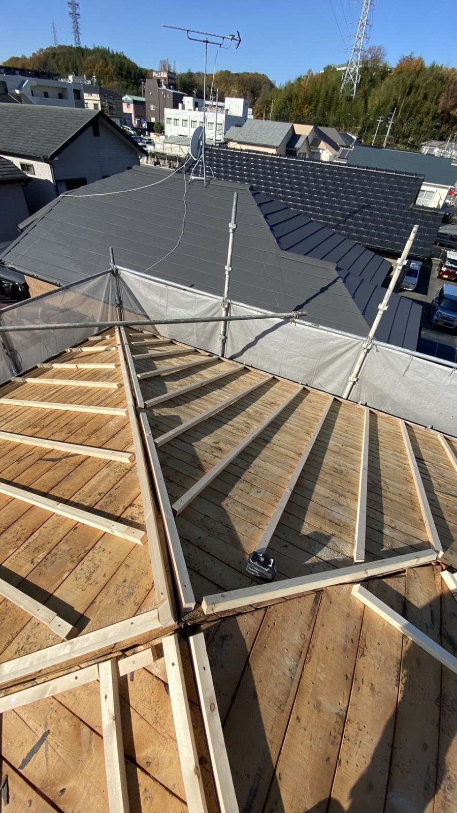 三田市で断熱効果を高める瓦屋根葺き替え工事で垂木を取り付けている様子