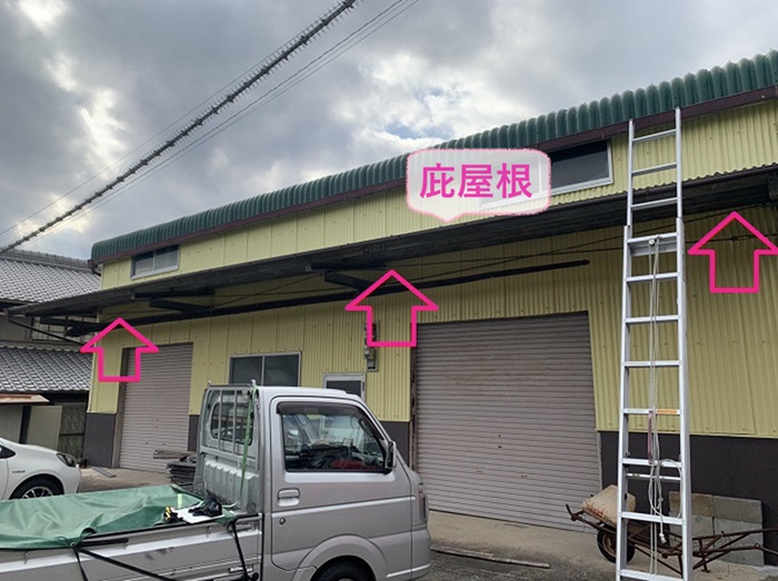 神戸市西区の農業倉庫で部分塗装する庇屋根の様子