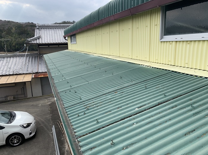 葺き替え前の倉庫の屋根