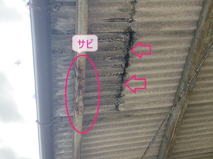 神戸市西区の農業倉庫で部分塗装する庇屋根の雨漏りして鉄部が錆びている様子