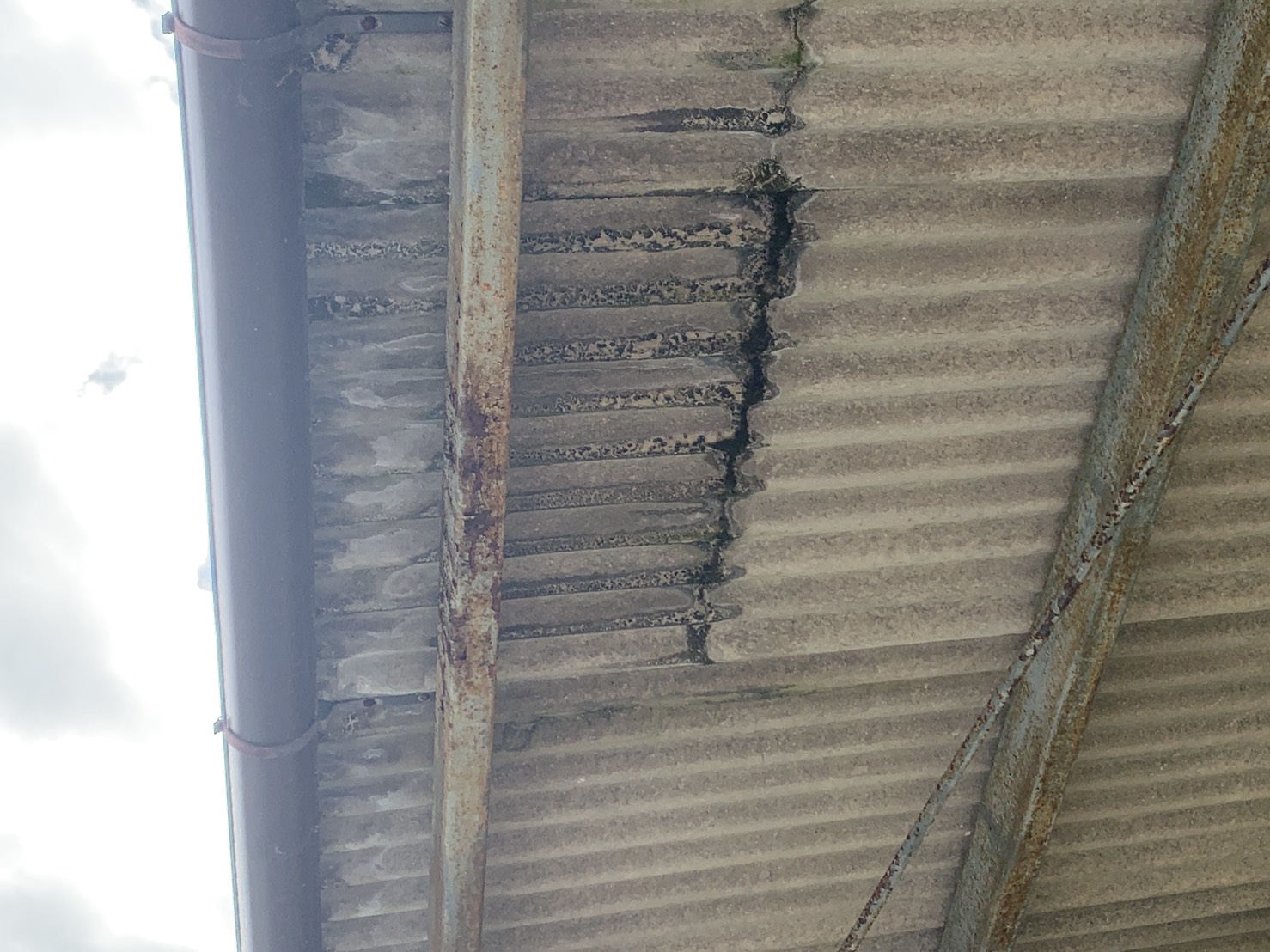 倉庫のスレート波板屋根が経年劣化でひび割れている理由