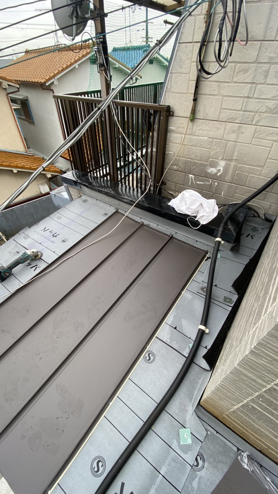 神戸市垂水区での屋根修理で立平を葺いている様子