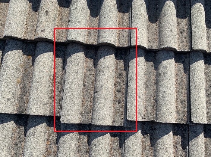 ズレが生じて修理が必要なセメント瓦屋根