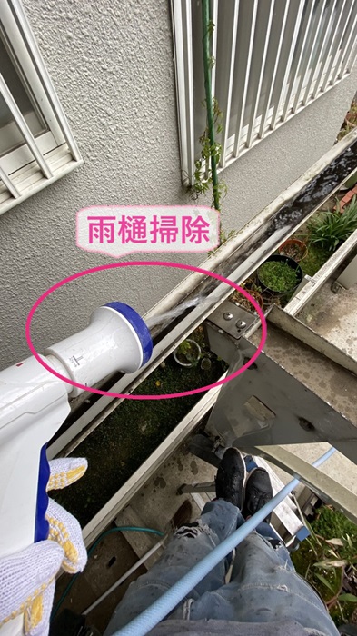 神戸市西区のカーポート屋根の交換で波板の雨樋内部を掃除している様子