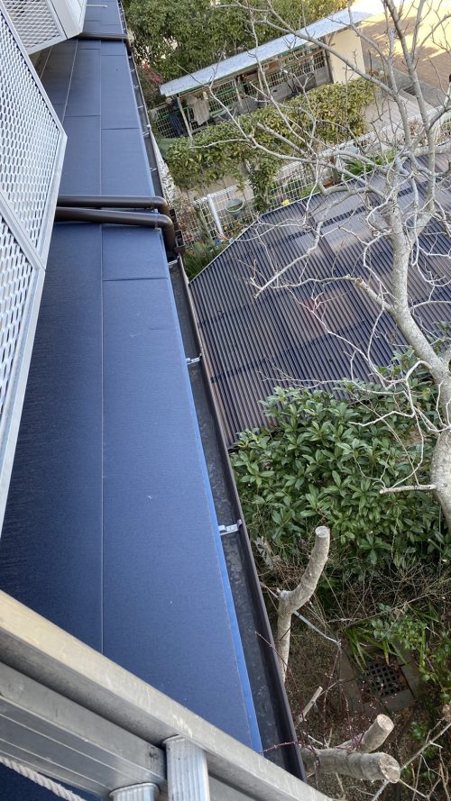 落ち葉のたまっていた軒樋の様子