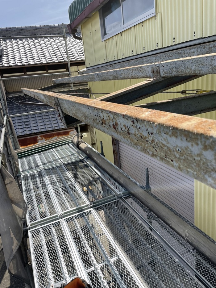 鉄部塗装する前の庇屋根