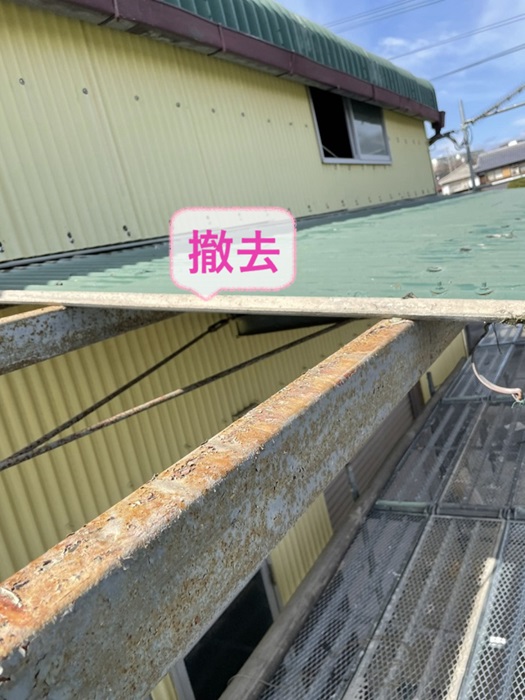 神戸市西区の農業倉庫で既存の庇屋根を塗装前に撤去している様子