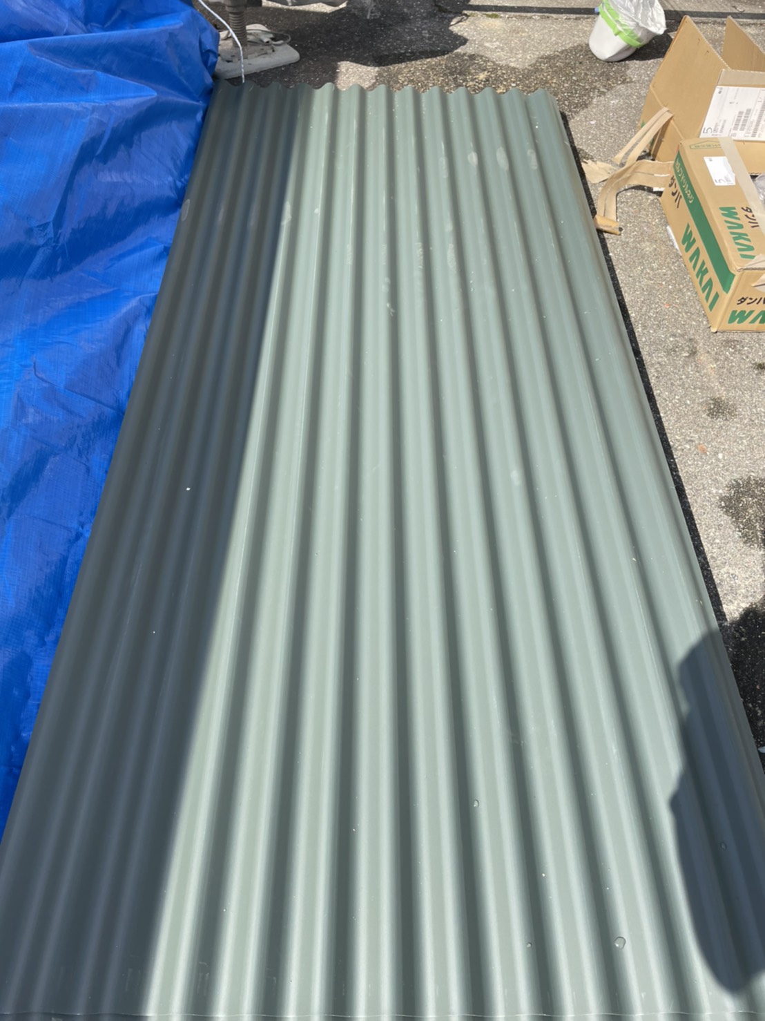 倉庫のスレート波板屋根の貼り替えに使用するガルバリウム鋼板波板の様子