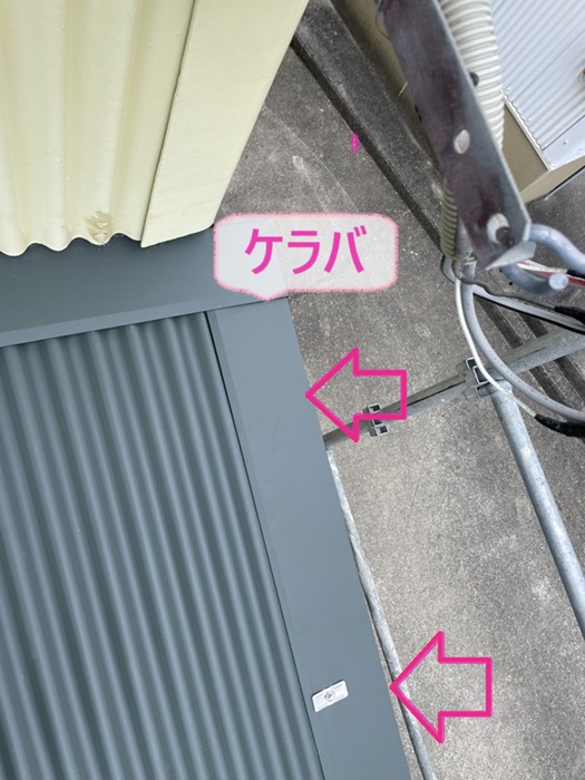 神戸市西区の農業倉庫でガルバリウム鋼板屋根の側面にケラバを取り付けている様子
