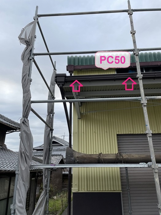 神戸市西区の農業倉庫で新しい雨樋を取り付けている様子