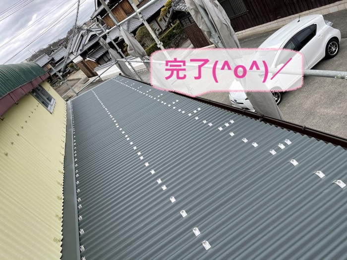 神戸市西区の農業倉庫で波型スレートの交換と鉄骨下地の塗装が完了した現場の様子