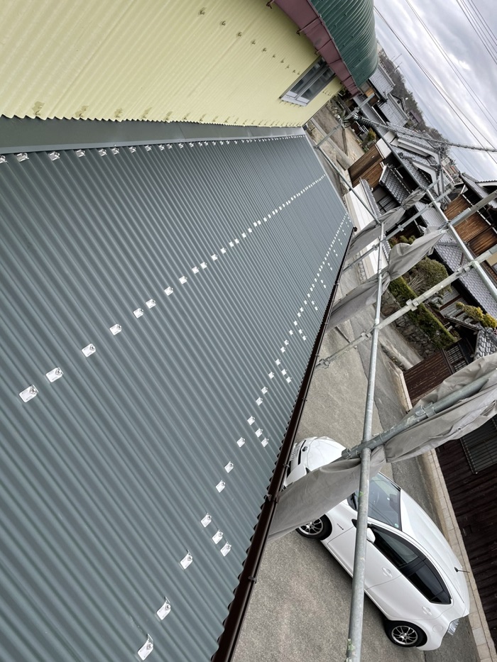 葺き替えた倉庫の庇屋根
