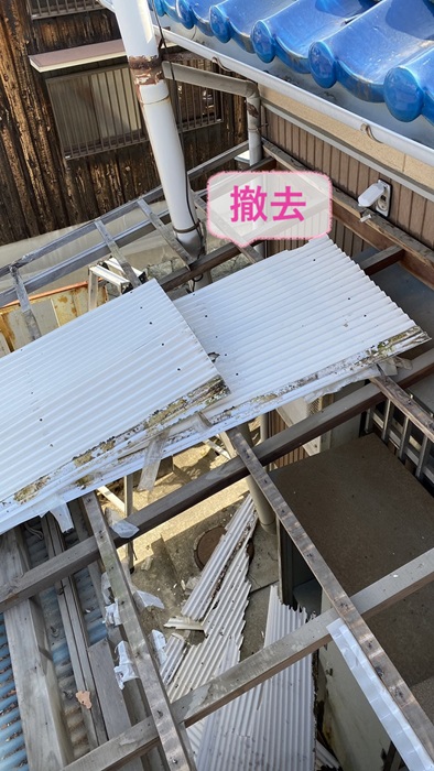 加古川市でストックヤードの屋根の既存の波板を撤去している様子