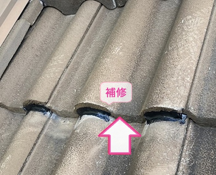 モニエル瓦の塗装改修でズレた屋根材を補修している様子