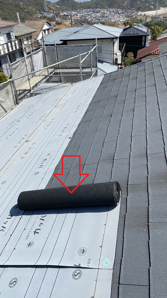 カラーベスト屋根へのカバー工法で防水シートを貼っている様子