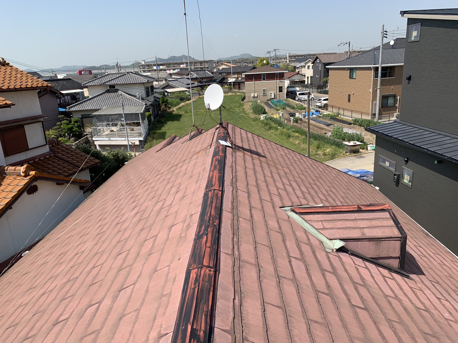 加古川市でスレート屋根のカバー工法を行う前の様子
