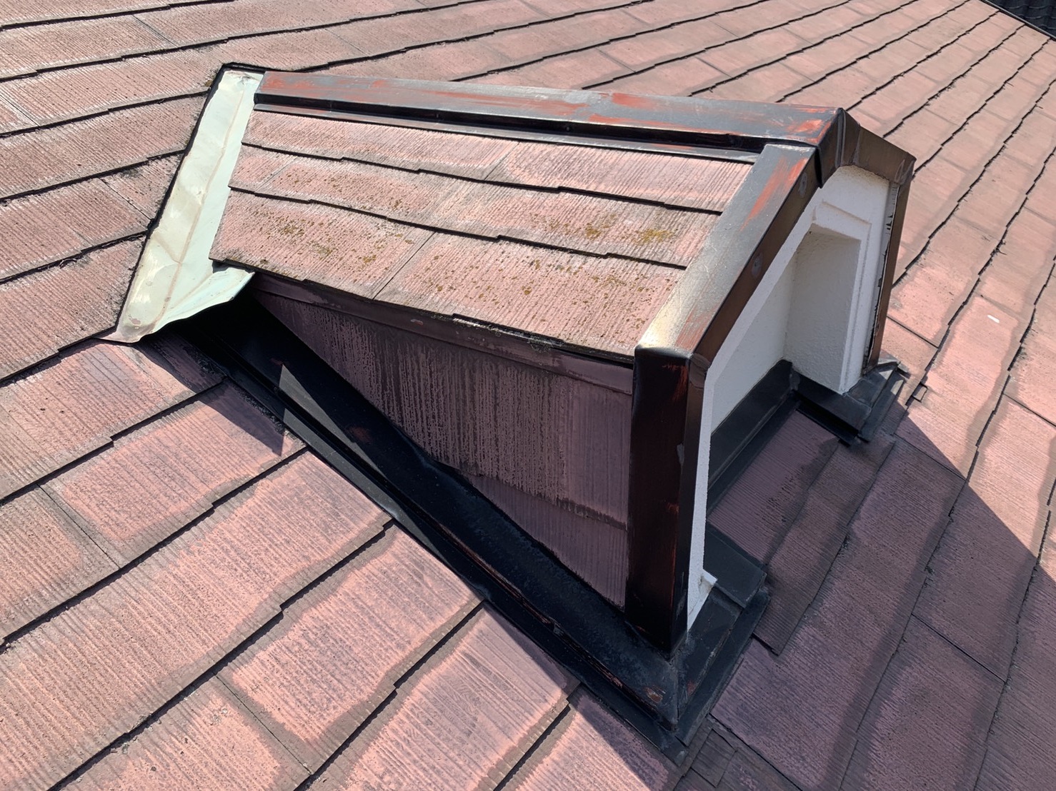 スレート屋根の上に取り付けられている鳩小屋