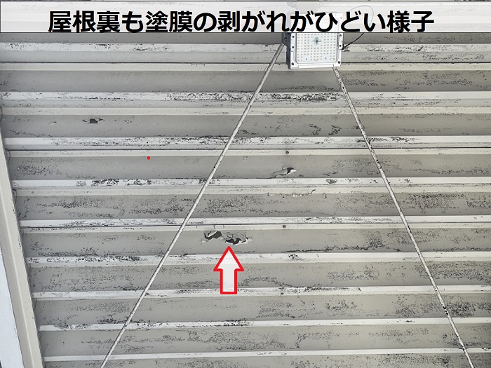 屋根裏の塗膜の剥がれ