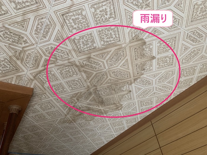 神戸市北区の重ね葺き工事をするアスベスト屋根で雨漏りしている様子