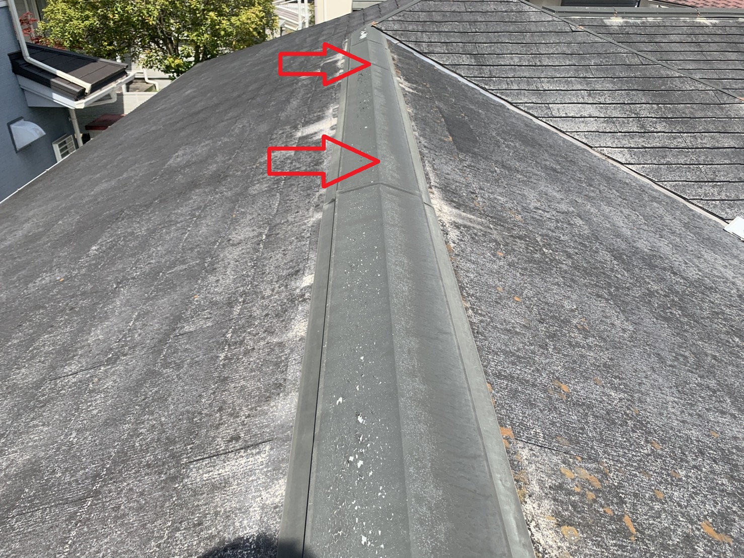 三田市の屋根調査で経年劣化した棟板金の様子