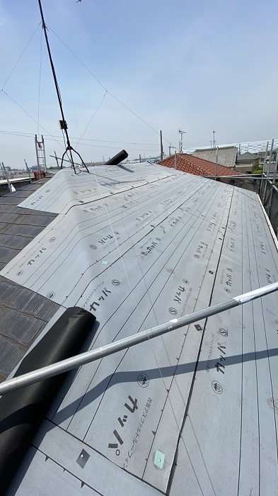 加古郡播磨町での屋根断熱工事で防水シートを重ね貼りした様子