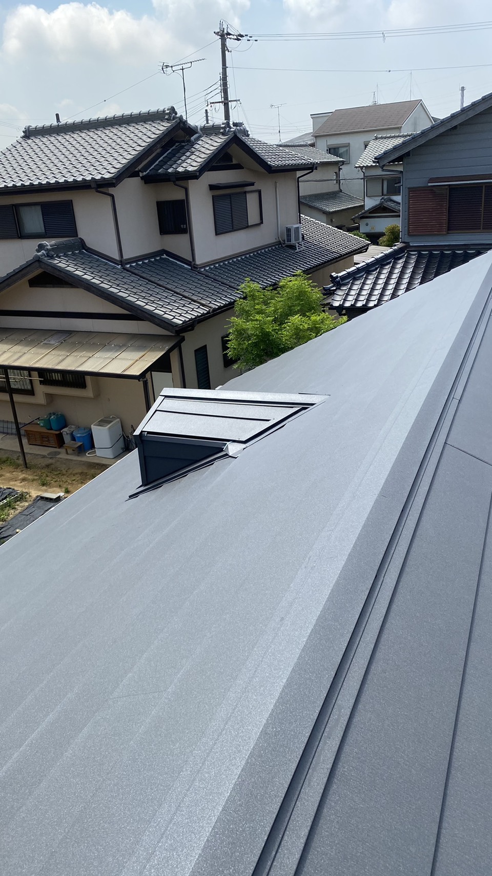 加古川市でスレート屋根のカバー工法を行った後の様子